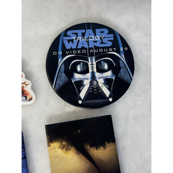 LOT OF 18 VINTAGE WALMART ADVERTISING PINS MOVIES - Picture 7 of 16